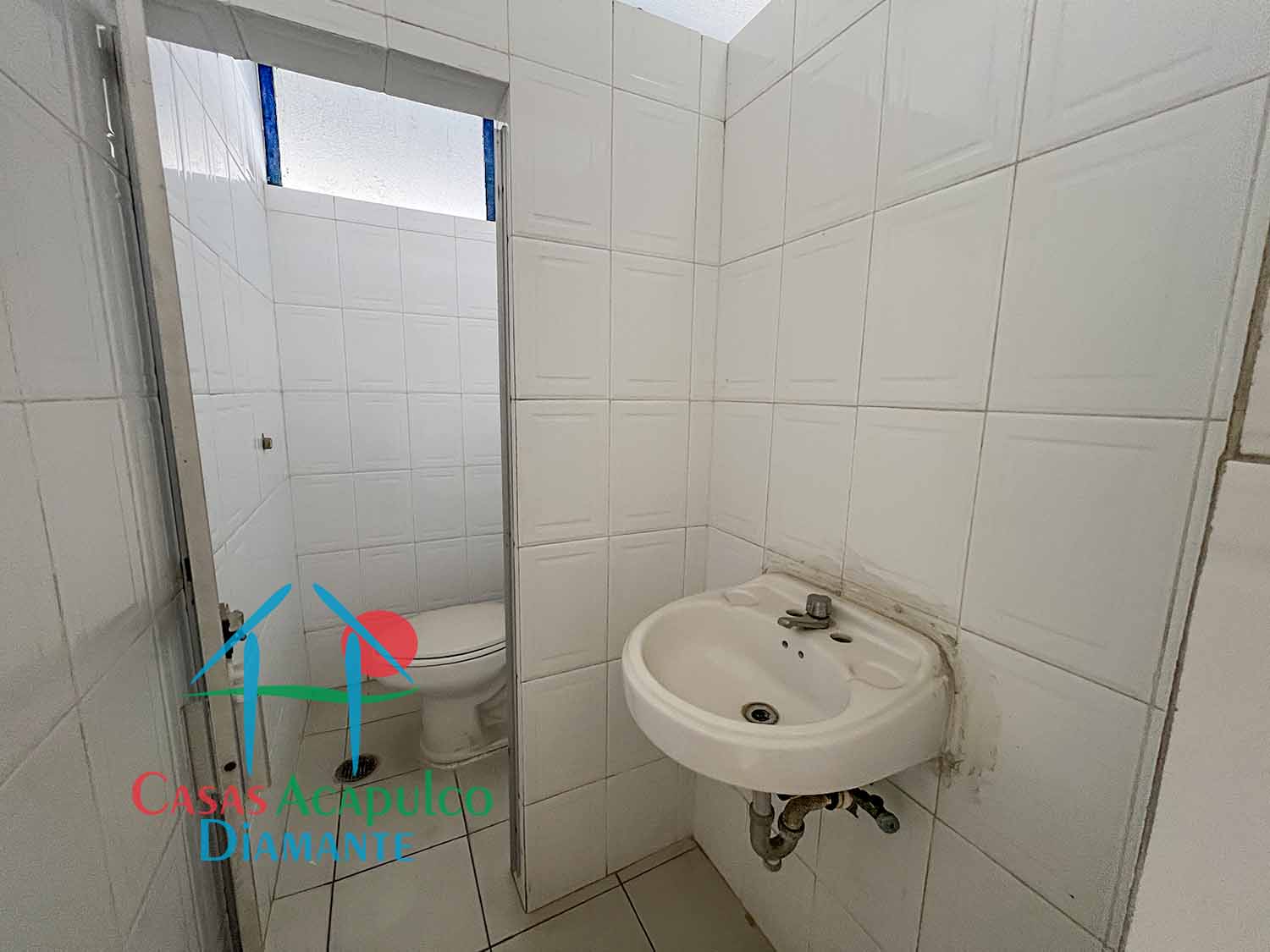 Centro Escolar La Paz sección secundaria - Baños 2